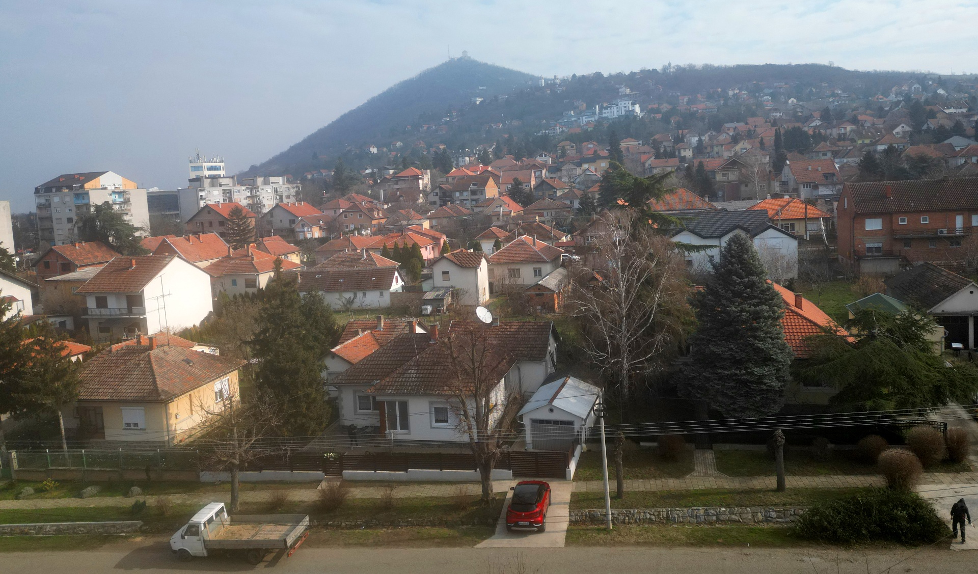 Pogled na porodičnu kuću u Vršcu, sa Vršačkim bregom u pozadini